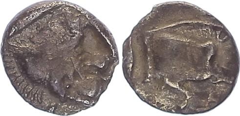 Mysien/Kyzikos Obol ca.525-475 v.Ch. Vorderteil eines Ebers n. r.. Rs.: Kopf eines Löwen mit geöffne
